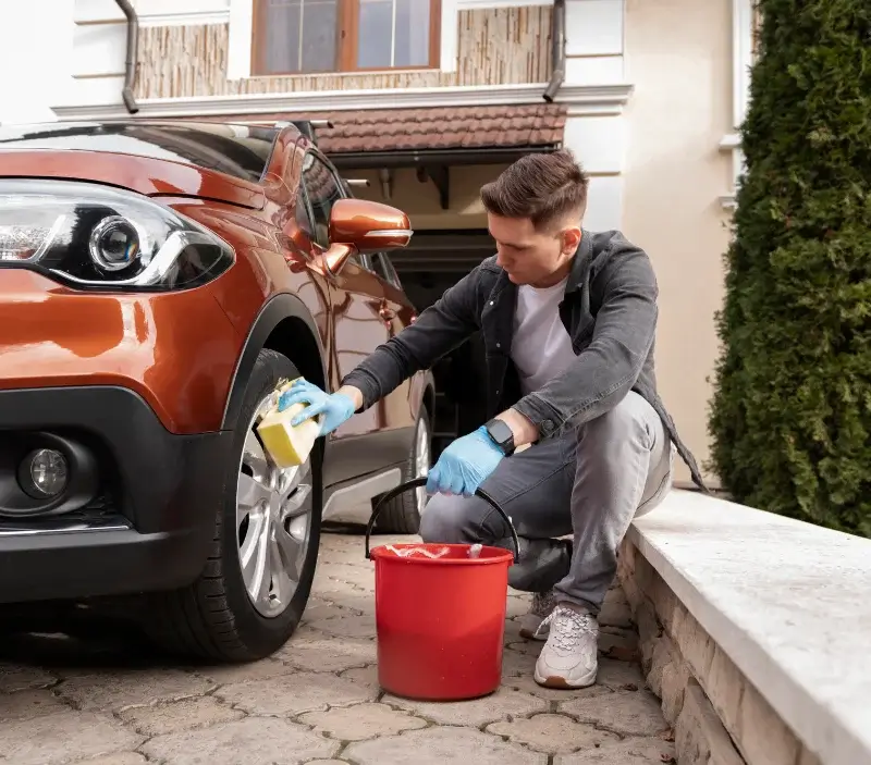 Lavage auto à domicile Saint-Germain-sur-Ille : professionnel intervenant sur un véhicule